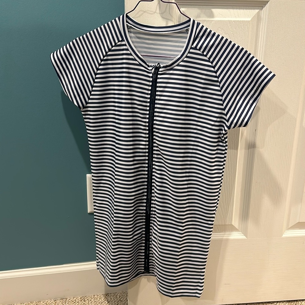Swim zip short sleeved rash guard